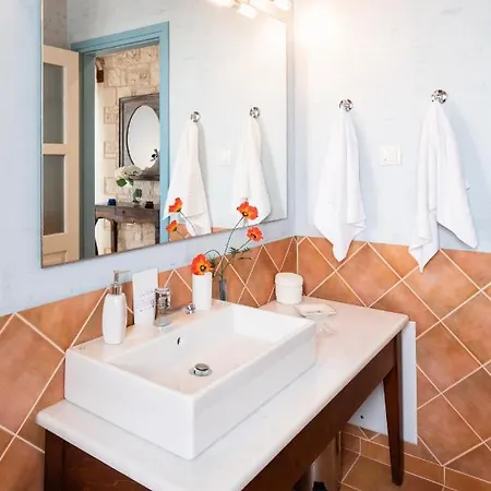 Beachfront Turquoise With Private Pool, Bbq And Ping Pong Table Chania (Crete)