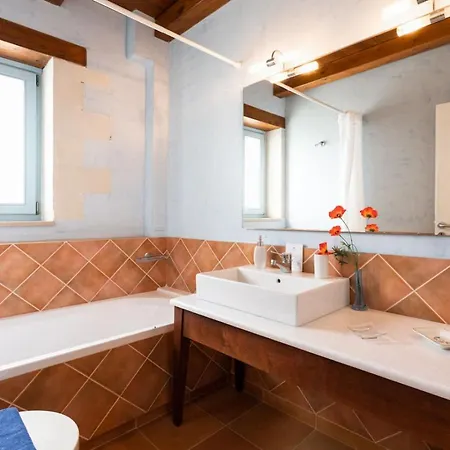 Beachfront Turquoise With Private Pool, Bbq And Ping Pong Table * Chania (Crete)