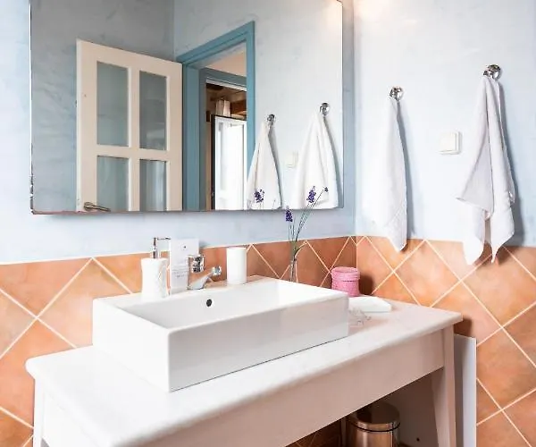 Beachfront Turquoise With Private Pool, Bbq And Ping Pong Table Chania (Crete)