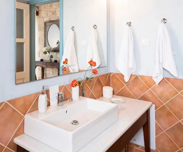 Beachfront Turquoise With Private Pool, Bbq And Ping Pong Table La Canea